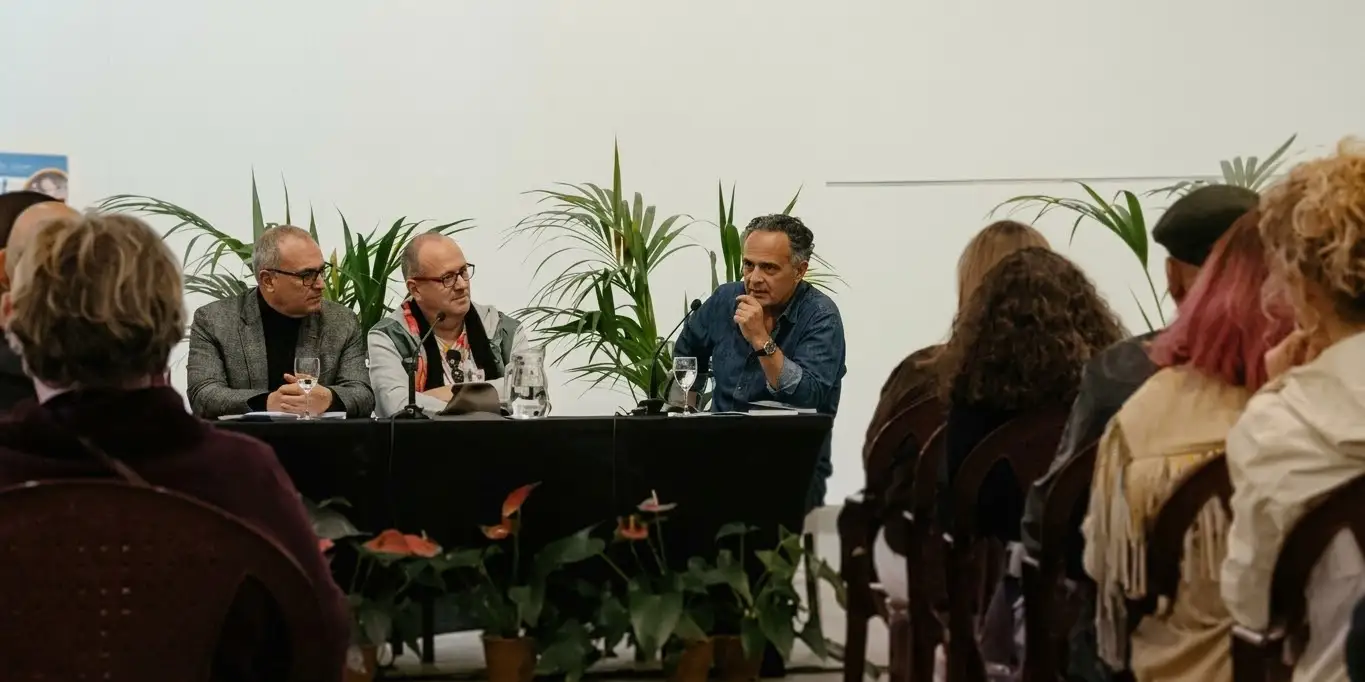 Guía se rinde a «Toda la Verdad»: una noche de confidencias y raíces con Juan José Benítez-Hernández